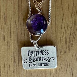 NWT Happiness Blooms From Within flower necklace